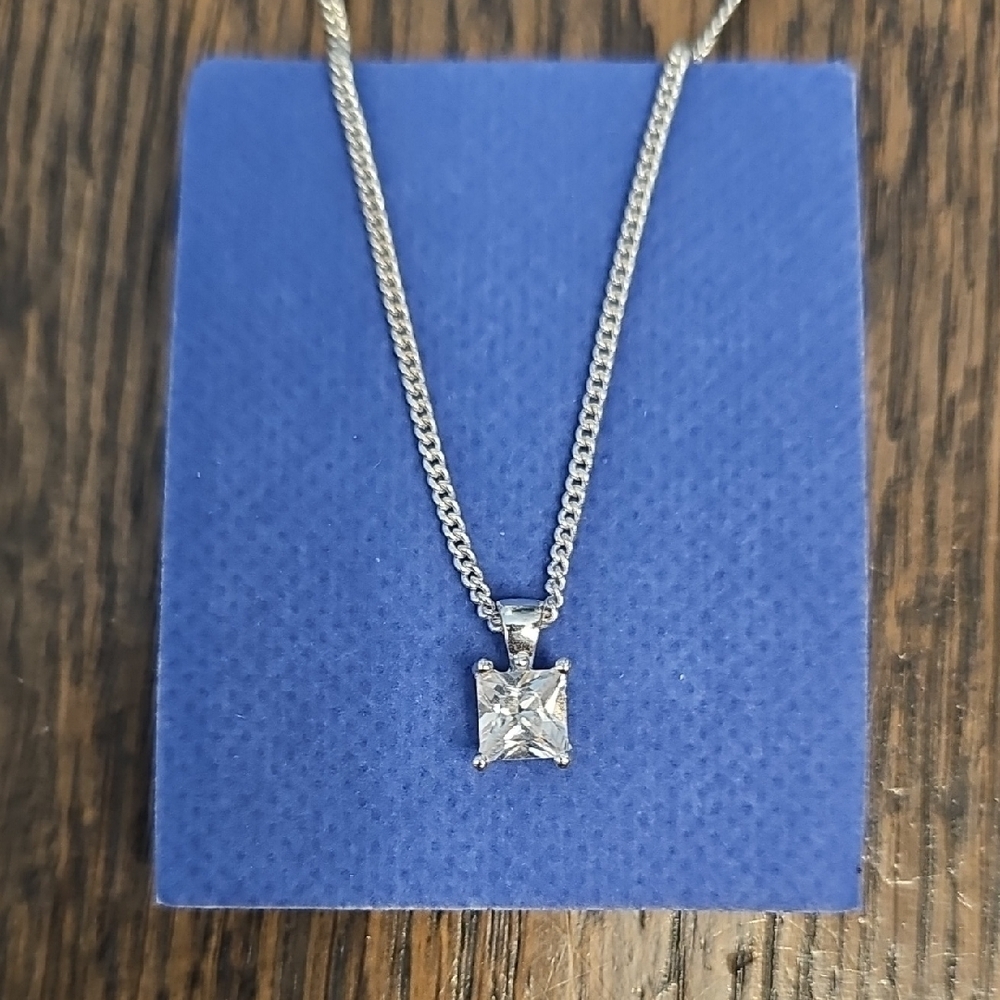 Elegant Silver Necklace with Clear Gemstone